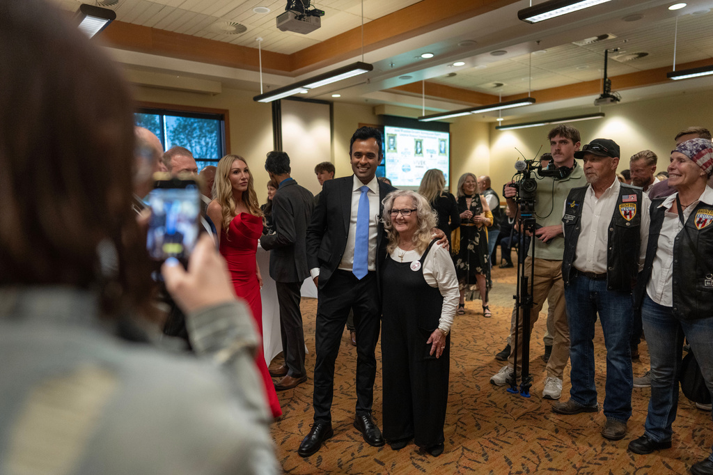 Republican Ohio gubernatorial candidate Vivek Ramaswamy, left, and Beverly Aikins, the mother of Vice President JD Vance, pose for a photo before the Warren County Republicans Lincoln Day Dinner at the Great Wolf Lodge in Mason, Ohio, Friday, April 10, 2026. (AP Photo/Carolyn Kaster)