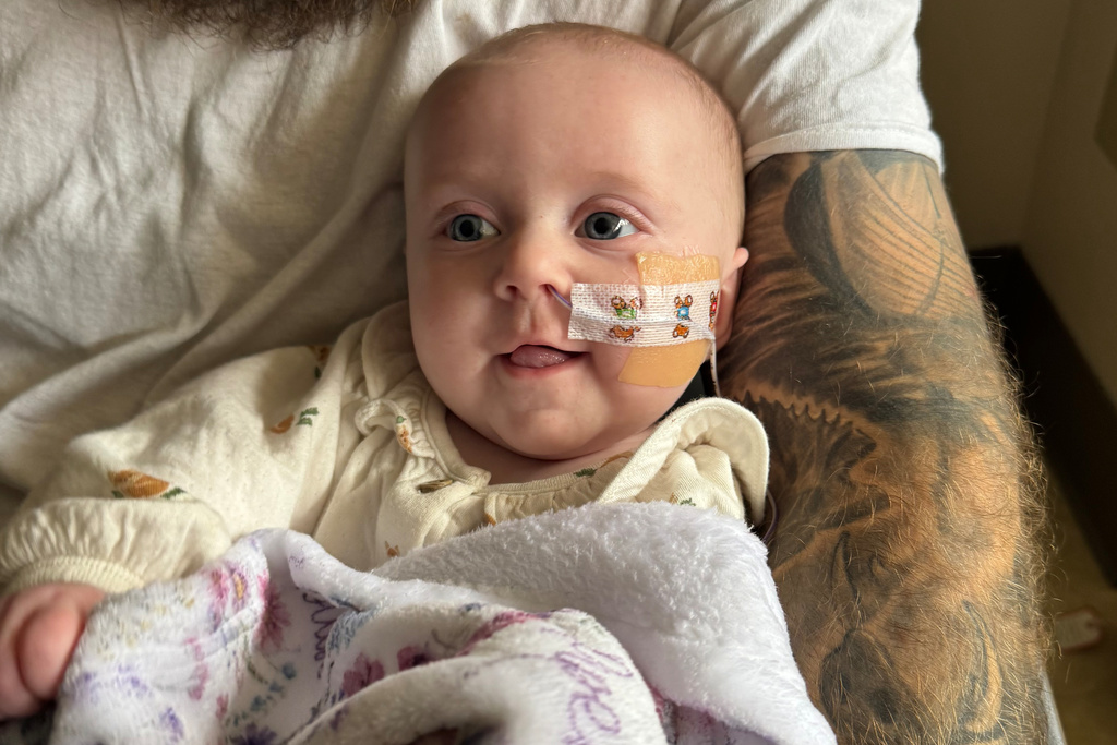 This photo provided by Hanna Everett shows 4-month-old Piper Everett being treated for infantile botulism on Nov. 10, 2025, in a Kentucky hospital. (Hanna Everett via AP)
