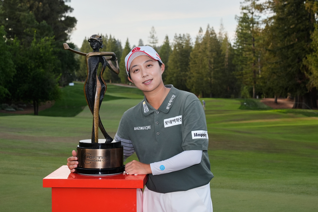 Hyo Joo Kim, of South Korea, poses with the tournament trophy after winning the LPGA Fortinet Founders Cup, Sunday, March 22, 2026, in Menlo Park, Calif. (AP Photo/Godofredo A. Vásquez)