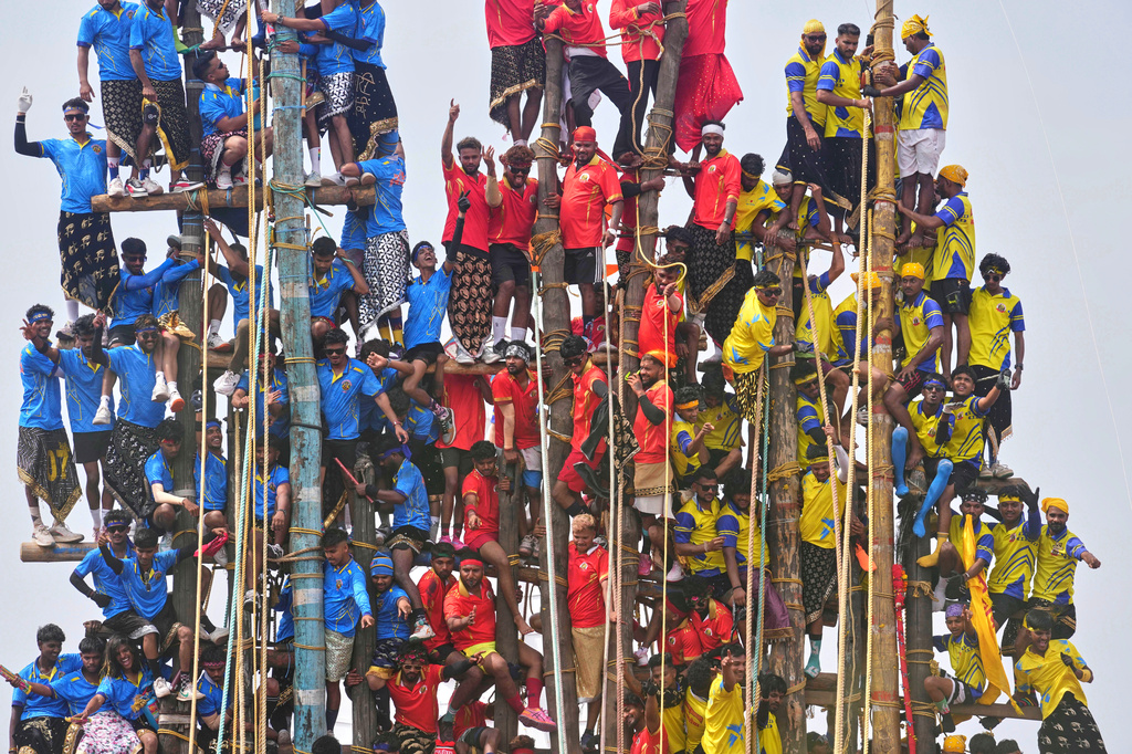 Members of the Agri-Koli community compete to erect ceremonial bamboo poles in a centuries-old annual tradition honoring the local goddess Raiba Devi, in Rave village near Mumbai, India, Friday, April 17, 2026. (AP Photo/Rafiq Maqbool)