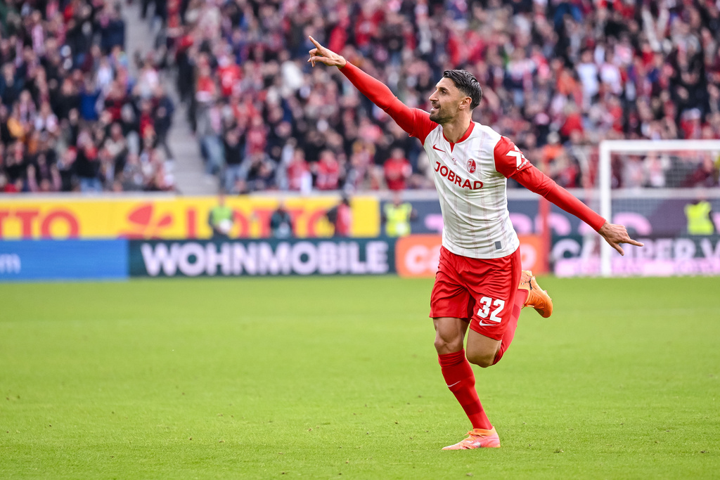 SC Freiburg's Vincenzo Grifo celebrates scoring a goal, during a German Bundesliga soccer match between SC Freiburg and Eintracht Frankfurt, in Freiburg im Breisgau, Germany, Sunday, Oct. 19, 2025. (Harry Langer/dpa via AP)
