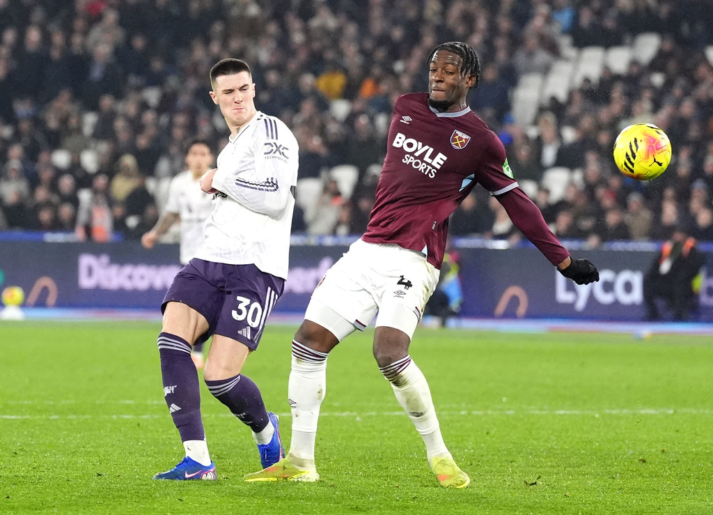 Manchester United's Benjamin Sesko (30) scores against West Ham United during a Premier League soccer match, Tuesday, Feb. 10, 2026, in London. (Adam Davy/PA via AP)