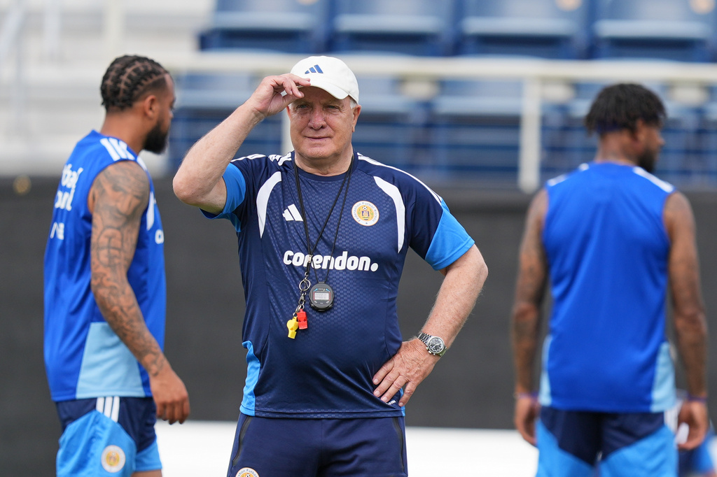 Curaçao head coach Dick Advocaat looks on during a training for the national soccer team in Boca Raton, Fla.,Tuesday, June 9, 2026, ahead of the World Cup soccer tournament. (AP Photo/Rebecca Blackwell)