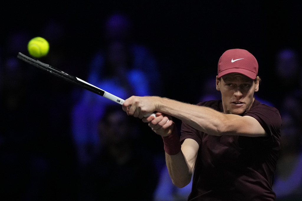 Italy's Jannik Sinner returns to Canada's Felix Auger-Aliassime during the final match of the Paris Masters tennis tournament in Paris, Sunday, Nov. 2, 2025. (AP Photo/Christophe Ena)