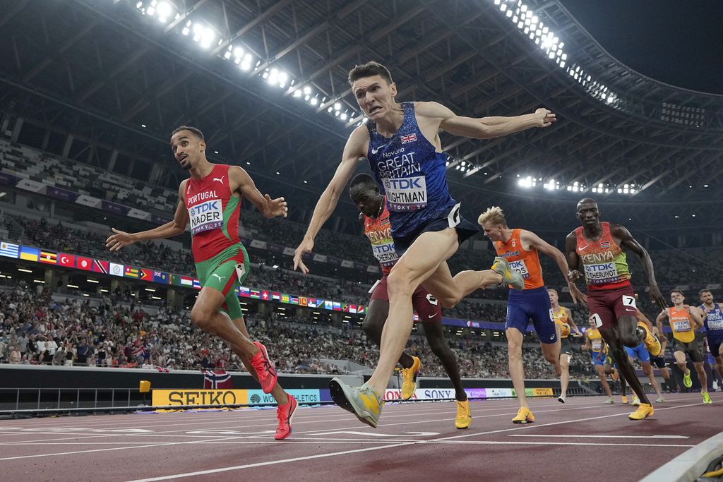 Portugal's Isaac Nader, left, crosses the finish line ahead of Britain's Jake Wightman to win the men's 1,500 meters final at the World Athletics Championships in Tokyo, Wednesday, Sept. 17, 2025. (AP Photo/David J. Phillip)