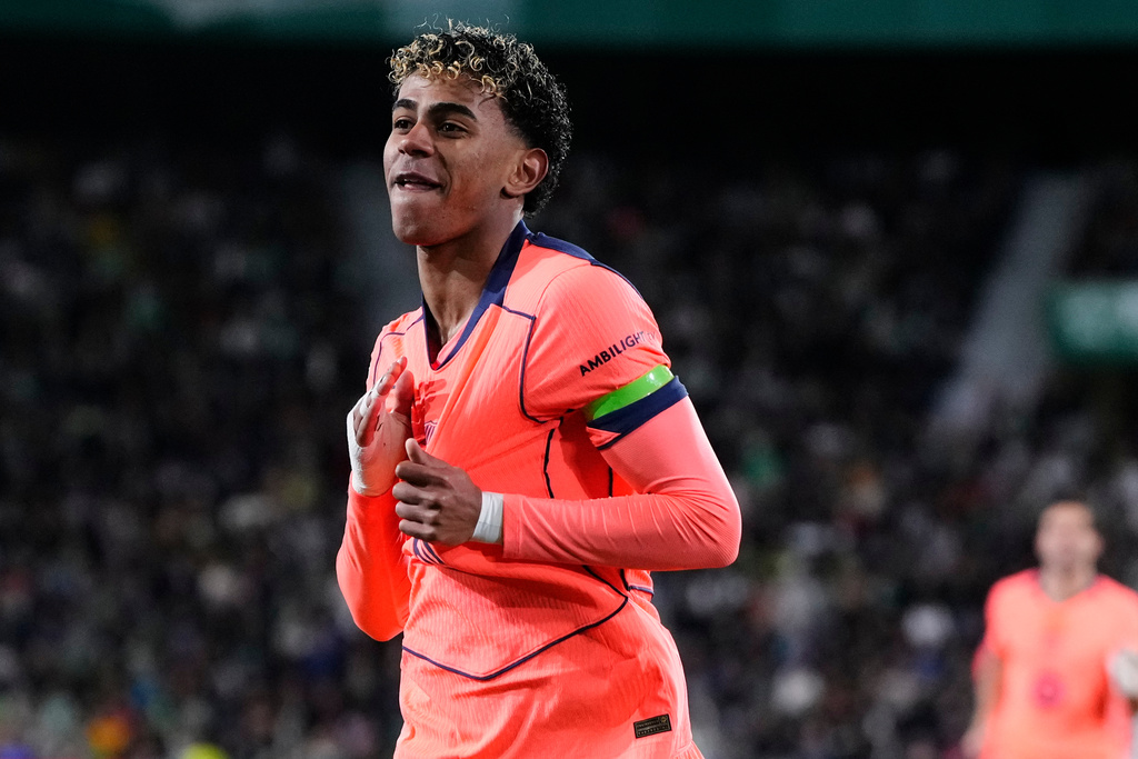 Barcelona's Lamine Yamal celebrates after scoring the opening goal with his teammate Barcelona's Raphinha during a Spanish La Liga soccer match between Elche and Barcelona in Elche, Spain, Saturday, Jan. 31, 2026. (AP Photo/Jose Breton)