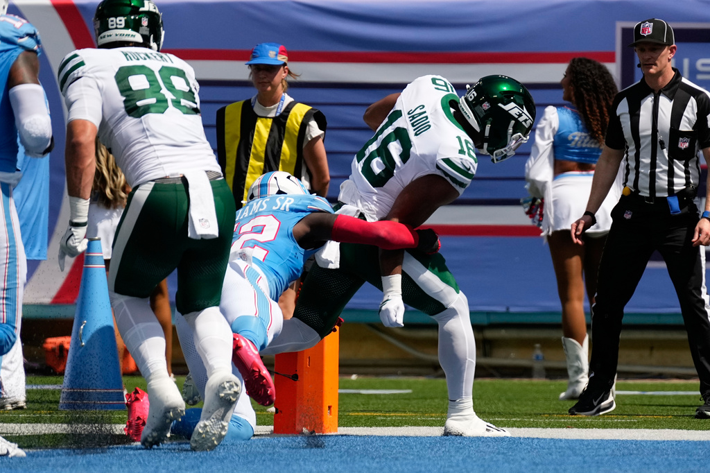New York Jets tight end Kenyon Sadiq (16) gets past Tennessee Titans linebacker James Williams Sr. (52) to score a touchdown during the first half of an NFL football game, Sunday, Sept. 13, 2026, in Nashville, Tenn. (AP Photo/George Walker IV)