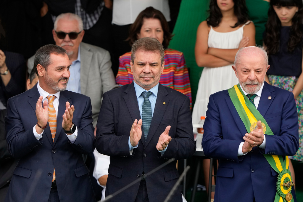 Federal Police Director-General Andrei Rodrigues, left, applauds with Brazilian President Luiz Inacio Lula da Silva, right, and Justice Minister Wellington Cesar during Independence Day celebrations in Brasilia, Brazil, Monday, Sept. 7, 2026. (AP Photo/Eraldo Peres)