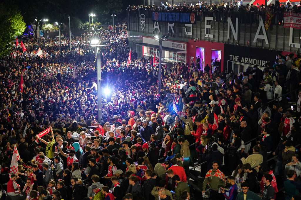 Arsenal supporters gather to celebrate at the Arsenal stadium after Arsenal's soccer team won the Premier League title in London, Tuesday, May 19, 2026.(AP Photo/Alberto Pezzali)