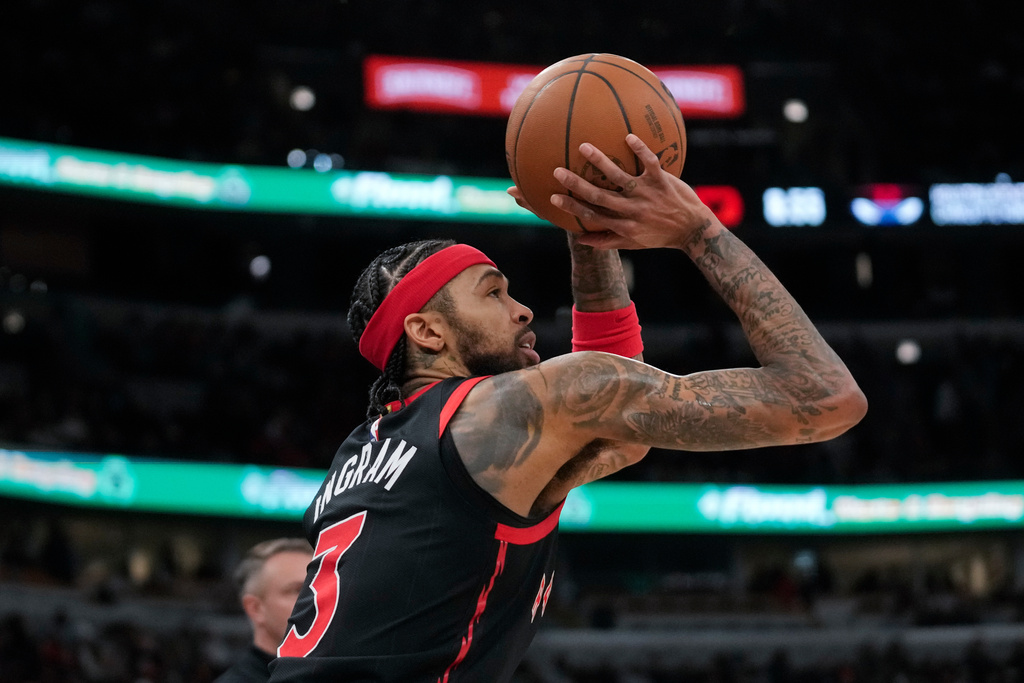 Toronto Raptors forward Brandon Ingram (3) sinks a three-point shot during the second half of an NBA basketball game against the Chicago Bulls, Thursday, Feb. 19, 2026, in Chicago. (AP Photo/Erin Hooley)