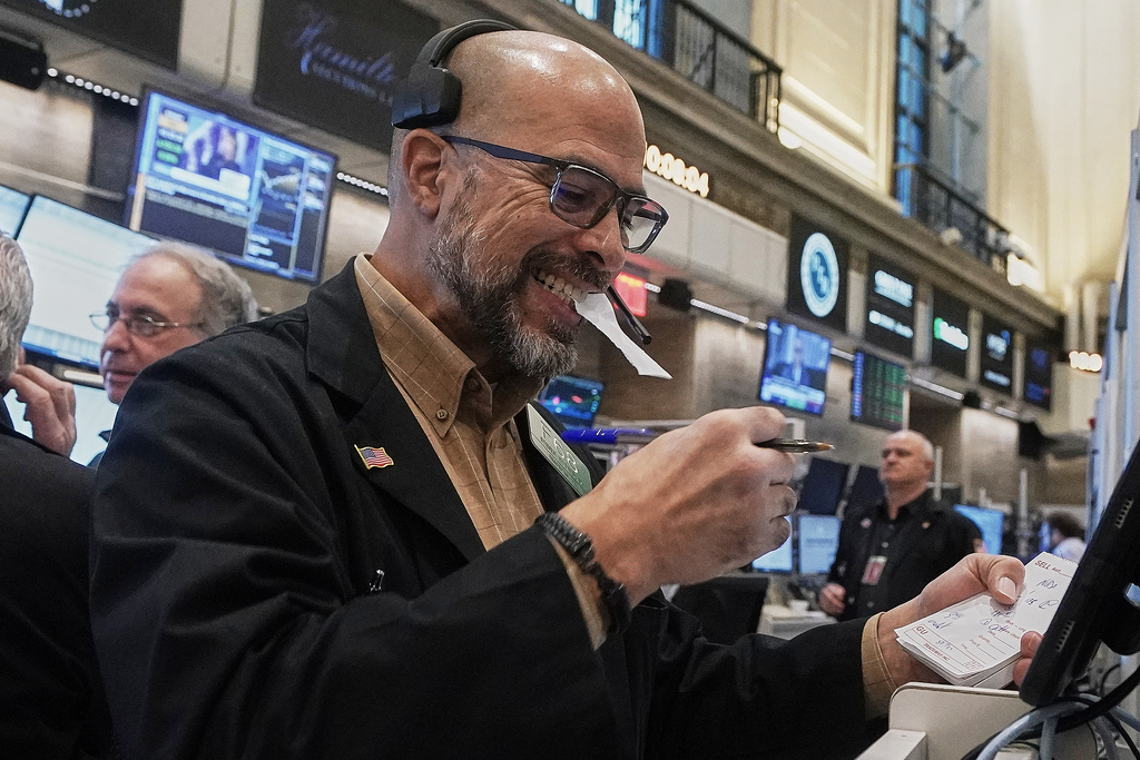 Options trader Steven Rodriguez works on the floor of the New York Stock Exchange, Thursday, Jan. 8, 2026. (AP Photo/Richard Drew)
