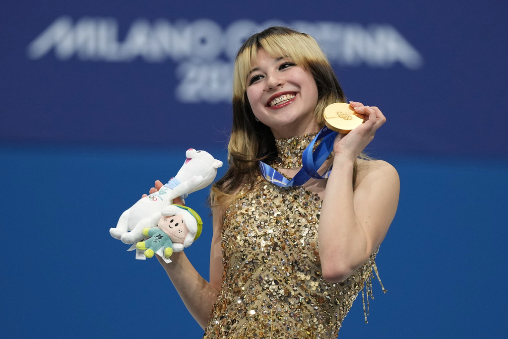 Gold medalist Alysa Liu of the United States displays her medal after competing in the women's free skate program in figure skating at the 2026 Winter Olympics, in Milan, Italy, Thursday, Feb. 19, 2026. (AP Photo/Stephanie Scarbrough)