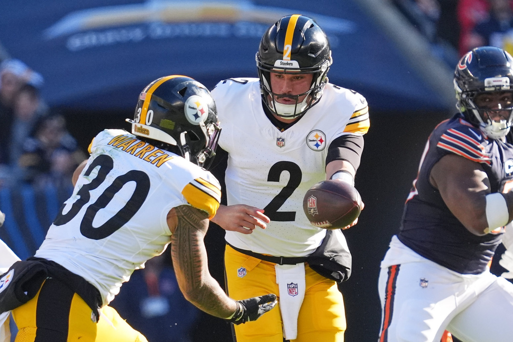 Pittsburgh Steelers quarterback Mason Rudolph (2) hands off to Jaylen Warren during the first half of an NFL football game against the Chicago Bears, Sunday, Nov. 23, 2025, in Chicago. (AP Photo/Nam Huh)