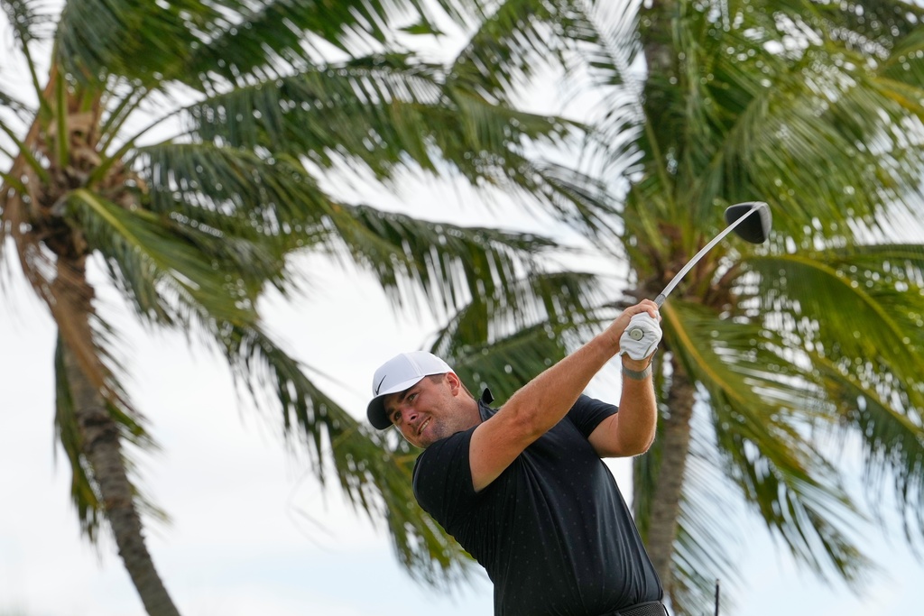 Chris Gotterup hits from the 14th tee during the fourth round of the Sony Open golf event at the Waialae Country Club in Honolulu, Sunday, Jan. 18, 2026. (AP Photo/Matt York)