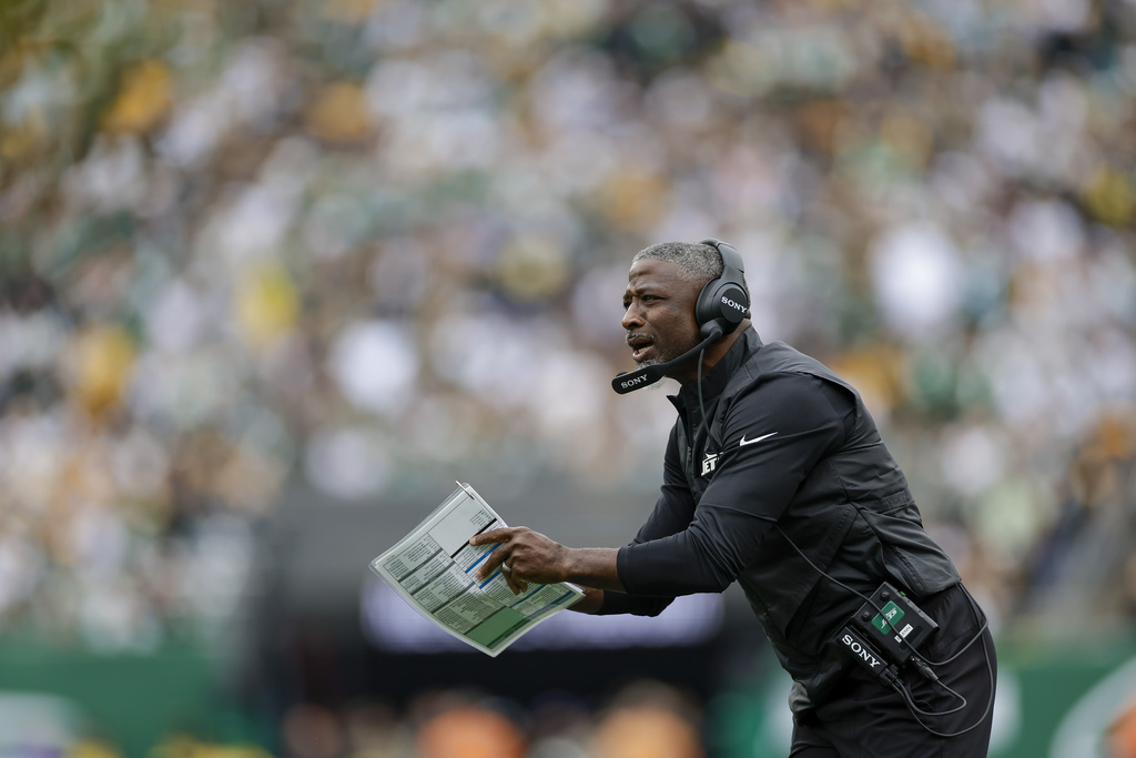 New York Jets head coach Aaron Glenn reacts after a touchdown against the Pittsburgh Steelers during the first half of an NFL football game Sunday, Sept. 7, 2025, in East Rutherford, N.J. (AP Photo/Adam Hunger)