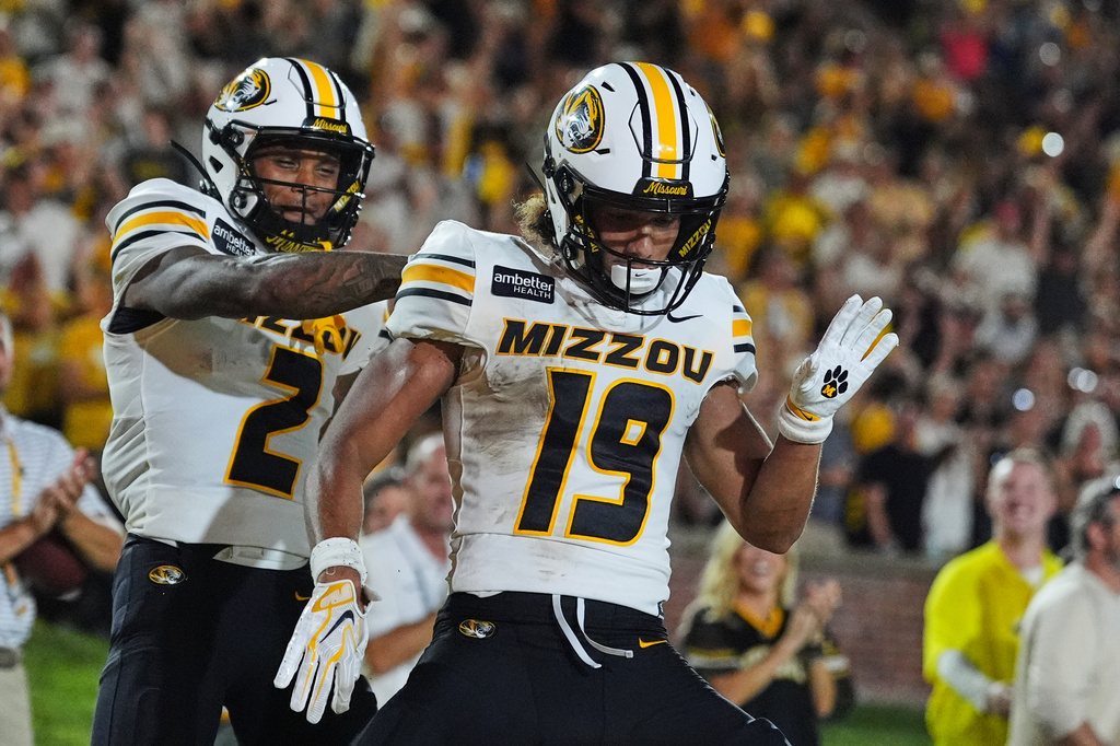 Missouri wide receiver Cayden Lee, right, is congratulated by Caleb Goodie Sr. (2) after scoring during the first half of an NCAA college football game against Arkansas-Pine Bluff Thursday, Sept. 3, 2026, in Columbia, Mo. (AP Photo/Jeff Roberson)