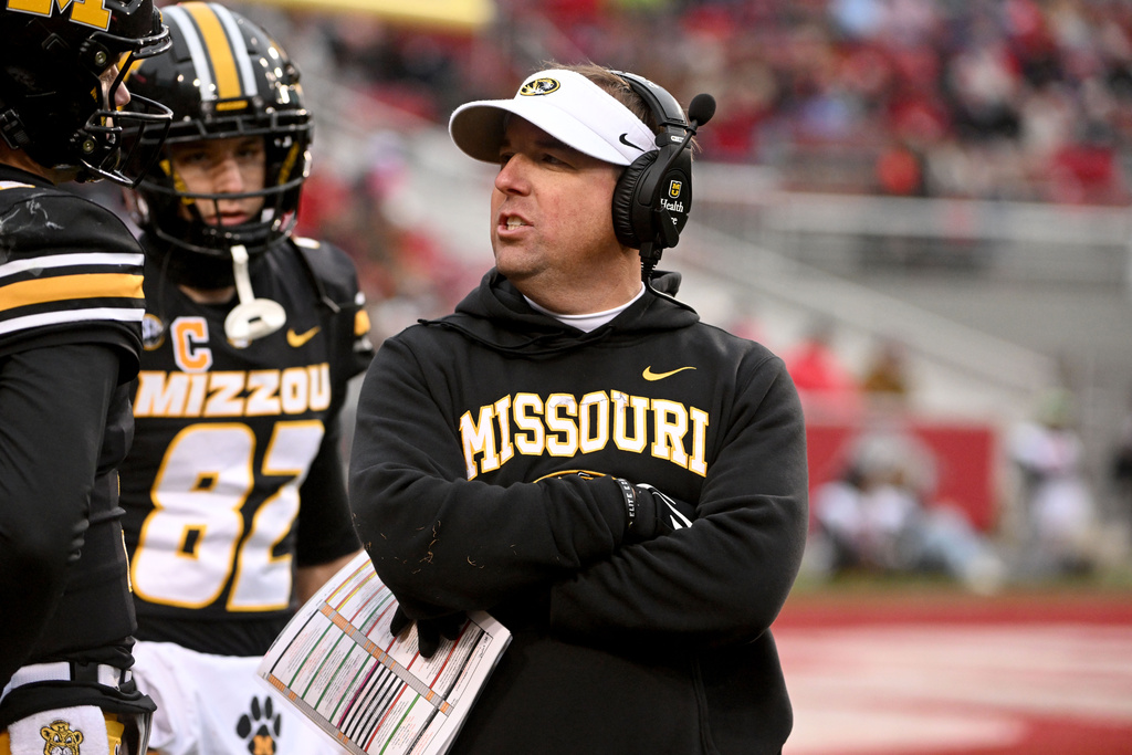 Missouri coach Eliah Drinkwitz talks to his team during a timeout against Arkansas during the second half of an NCAA college football game, Saturday, Nov. 29, 2025, in Fayetteville, Ark. (AP Photo/Michael Woods)