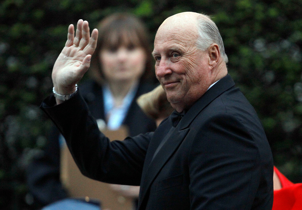 FILE - Norway's King Harald arrives at a central London hotel for a pre-royal wedding dinner hosted by Lady Elizabeth Anson and attended by members of the British royal family and foreign royal families, in London, on April, 28, 2011. (AP Photo/Alastair Grant, File)