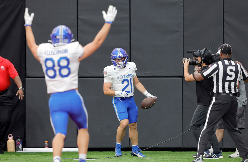 Air Force wide receiver Cade Harris (21) celebrates with tight end Bruin Fleischmann (88) after scoring a touchdown against UNLV during the first half of an NCAA college football game Saturday, Oct. 11, 2025, in Las Vegas. (Steve Marcus/Las Vegas Sun via AP)
