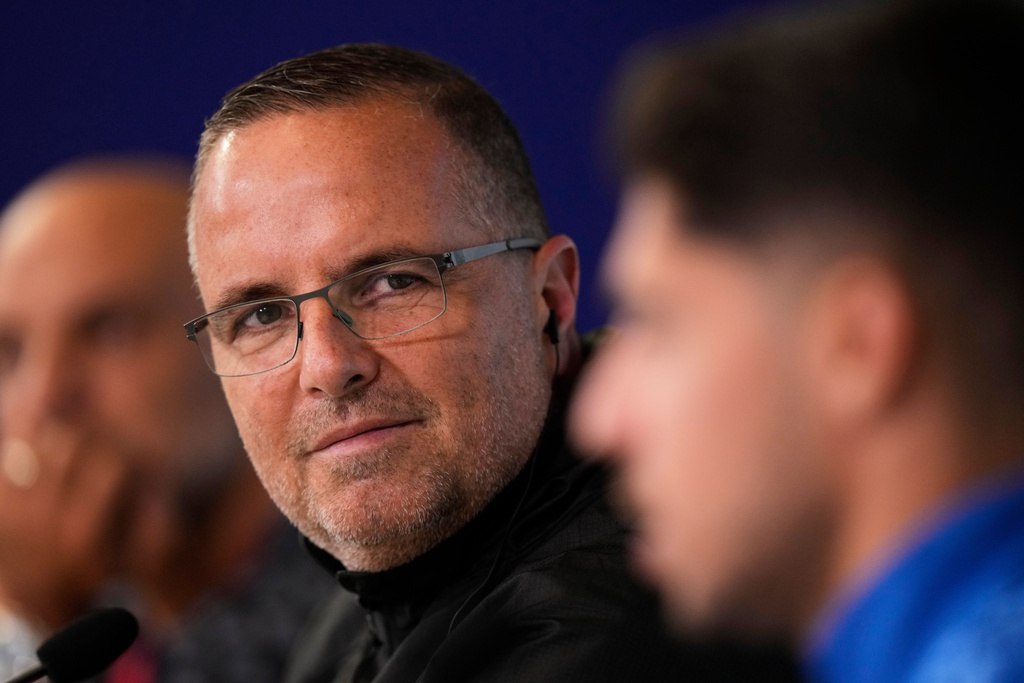 Israel coach Ran Ben Simon attends a news conference flanked by Israel's Manor Solomon ahead of Tuesday's World Cup 2026, Group I qualifying soccer match between Italy and Israel at the Friuli Stadium in Udine, Italy, Monday, Oct.13, 2025. (AP Photo/Luca Bruno)