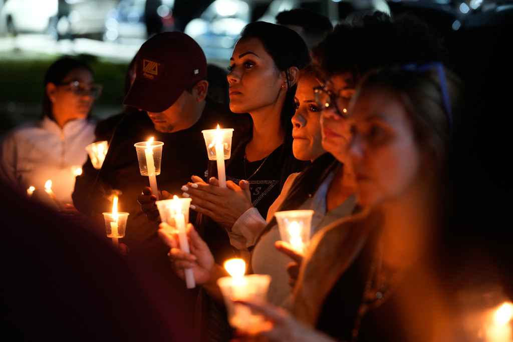 Shakira Ibarreto, center, holds a candle calling for her father Miguel Ibarreto to be set free outside the Rodeo I prison in Guatire, Venezuela, Friday, Jan. 9, 2026 after the government announced prisoners would be released. (AP Photo/Matias Delacroix)