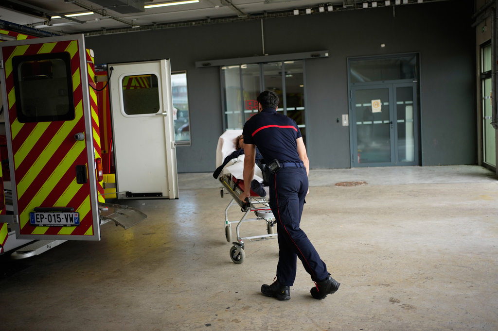 Paramedics take a patient to the emergency department of the Paris-Saclay Hospital, outside Paris, Tuesday June 30, 2026. (AP Photo/Christophe Ena )