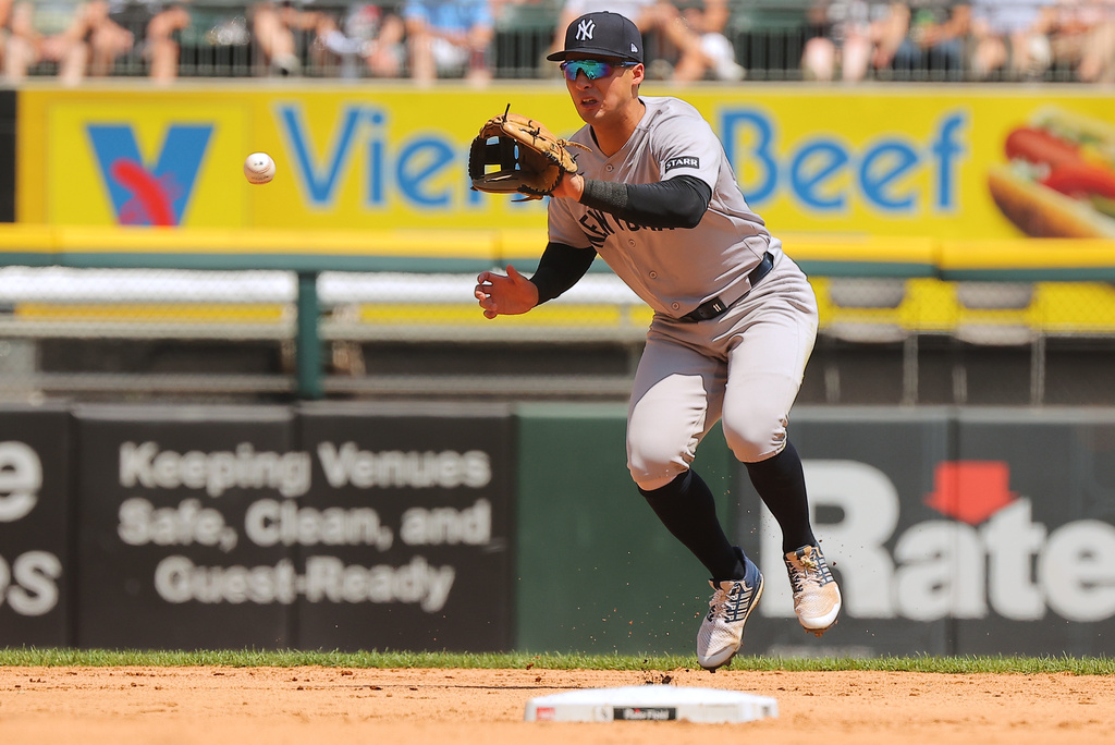 New York Yankees' Anthony Volpe fields a ground out hit by Chicago White Sox' Luisangel Acuña during the second inning, Thursday, July 30, 2026, in Chicago. (AP Photo/Melissa Tamez)