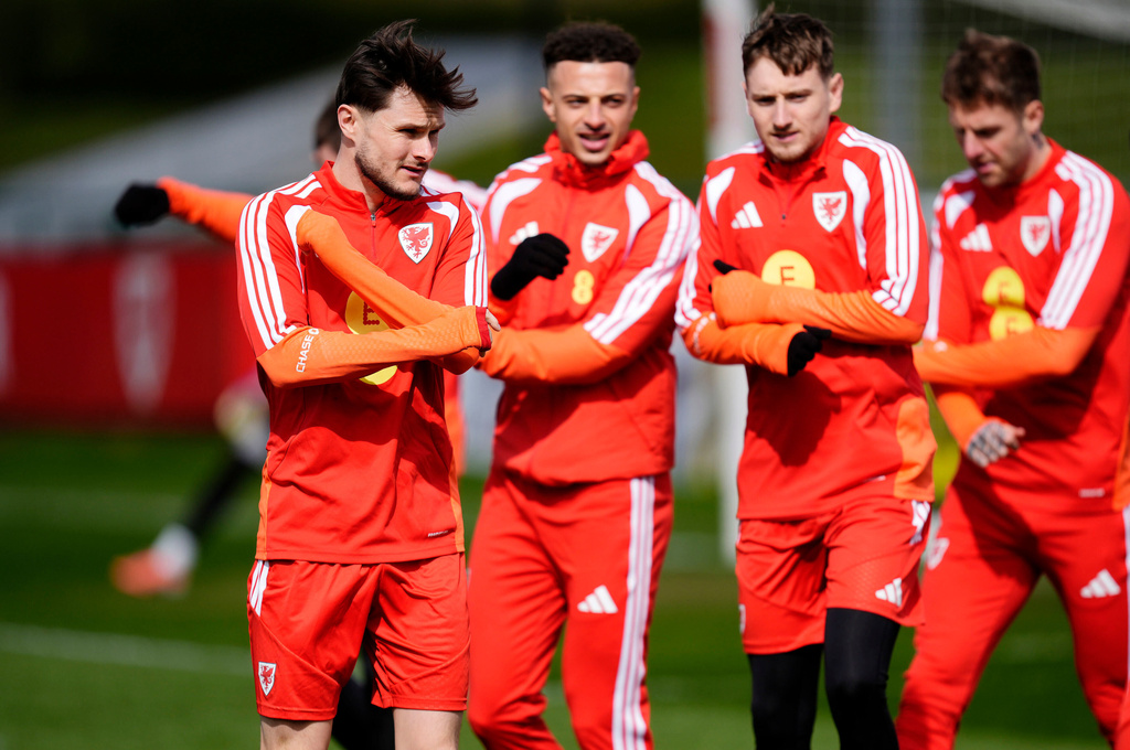 Wales' Liam Cullen, left, during a training session, in Hensol, England, Wednesday March 25, 2026. (Nick Potts/PA via AP)