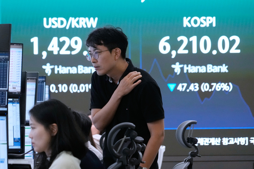 Currency traders watch monitors near a screen showing the Korea Composite Stock Price Index (KOSPI) and the foreign exchange rate between U.S. dollar and South Korean won at the foreign exchange dealing room of the Hana Bank headquarters in Seoul, South Korea, Tuesday, Aug. 4, 2026. (AP Photo/Ahn Young-joon)