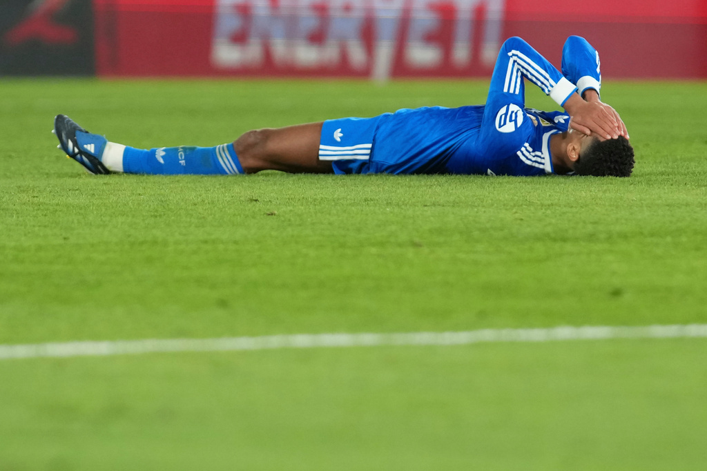 Real Madrid's Jude Bellingham reacts after the Spanish La Liga soccer match between Elche and Real Madrid in Elche, Spain, Sunday, Nov. 23, 2025. (AP Photo/Alberto Saiz)