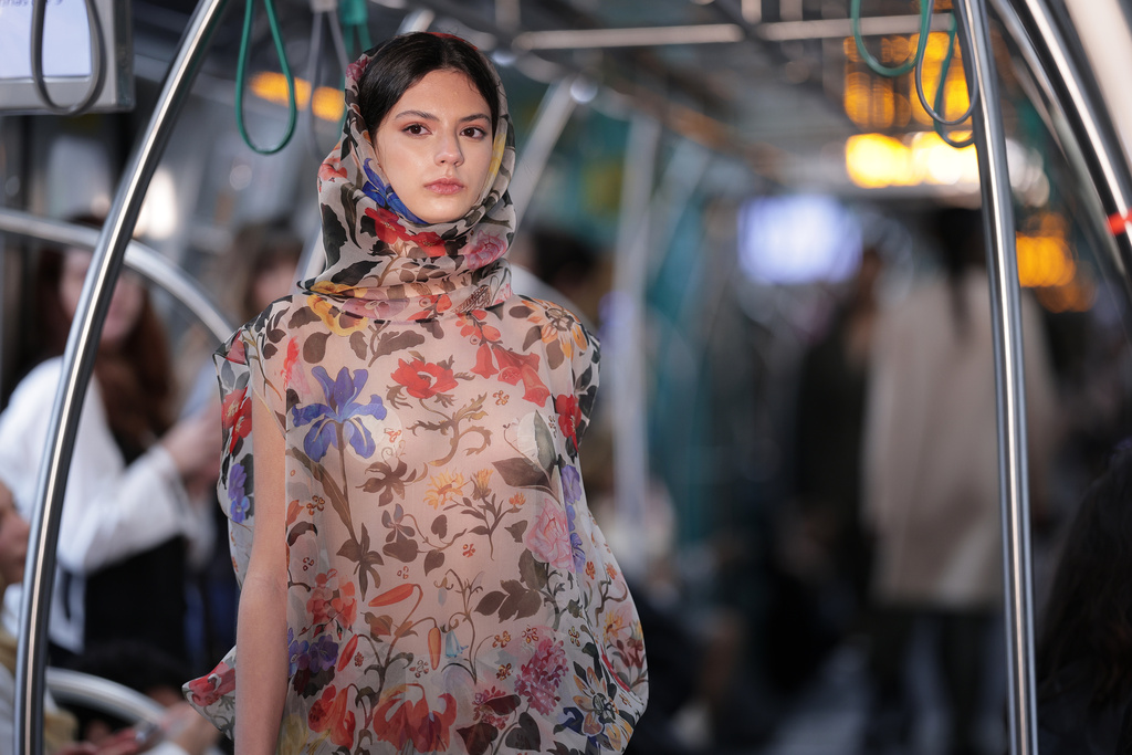 A model wears a creation from the Gloria Coelho collection during a Sao Paulo Fashion Week event at the Julio Prestes train station in Sao Paulo, Monday, Oct. 13, 2025. (AP Photo/Ettore Chiereguini)