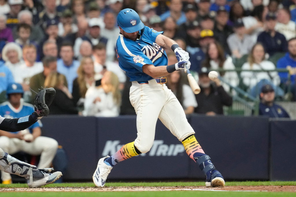 Milwaukee Brewers' Brandon Lockridge hits an RBI single during the second inning of a baseball game against the New York Yankees, Friday, May 8, 2026, in Milwaukee. (AP Photo/Aaron Gash)