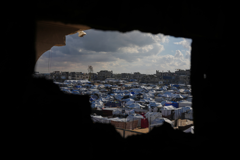 A tent camp for displaced Palestinians stretches across Deir al-Balah, in the central Gaza Strip, Thursday, Jan. 15, 2026. (AP Photo/Abdel Kareem Hana)