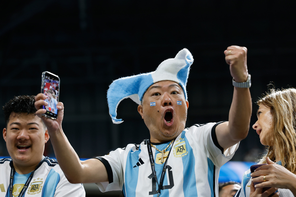 Argentinas fans cheer ahead of the World Cup round of 16 soccer match between Argentina and Egypt in Atlanta, Tuesday, July 7, 2026. (AP Photo/Erik S. Lesser)