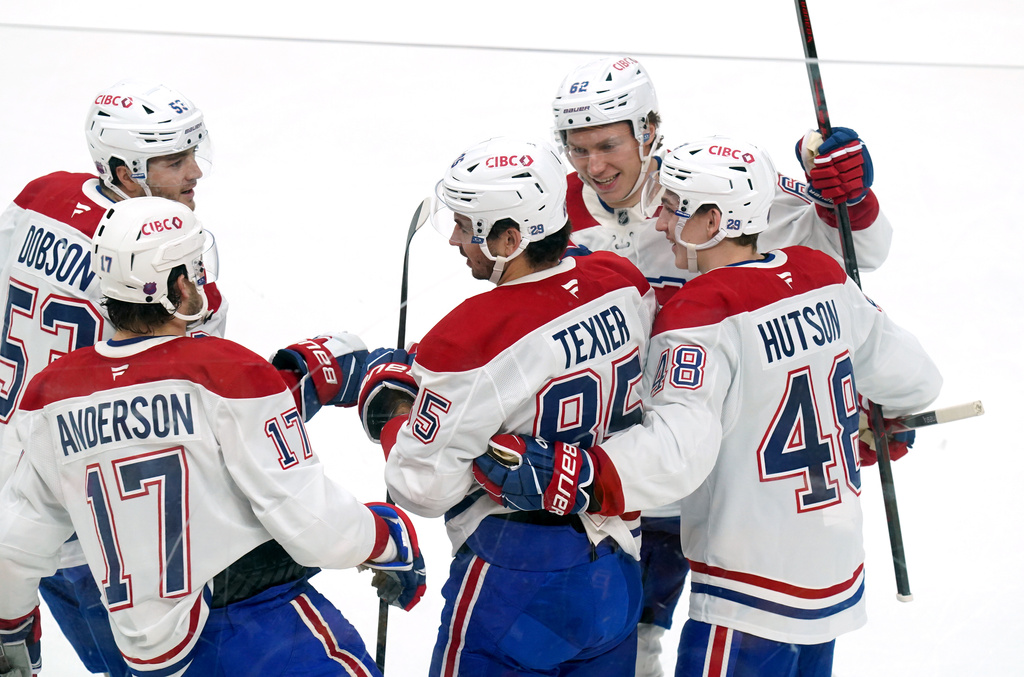 Montréal Canadiens' Alexandre Texier (85) celebrates with teammates after scoring during the first period of an NHL hockey game against the Pittsburgh Penguins, Thursday, Dec. 11, 2025, in Pittsburgh. (Matt Freed/Pittsburgh Post-Gazette via AP)