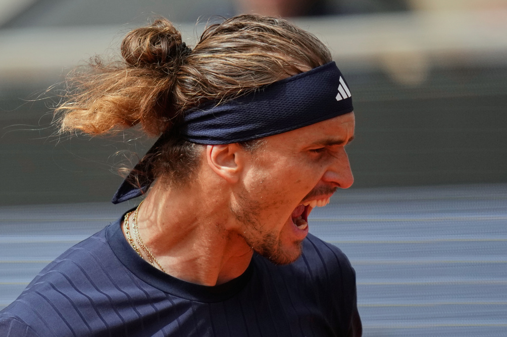 Germany's Alexander Zverev reacts during the semifinal tennis match against Czech Republic's Jakub Mensik at the French Open in Paris, Friday, June 5, 2026. (AP Photo/Christophe Ena)