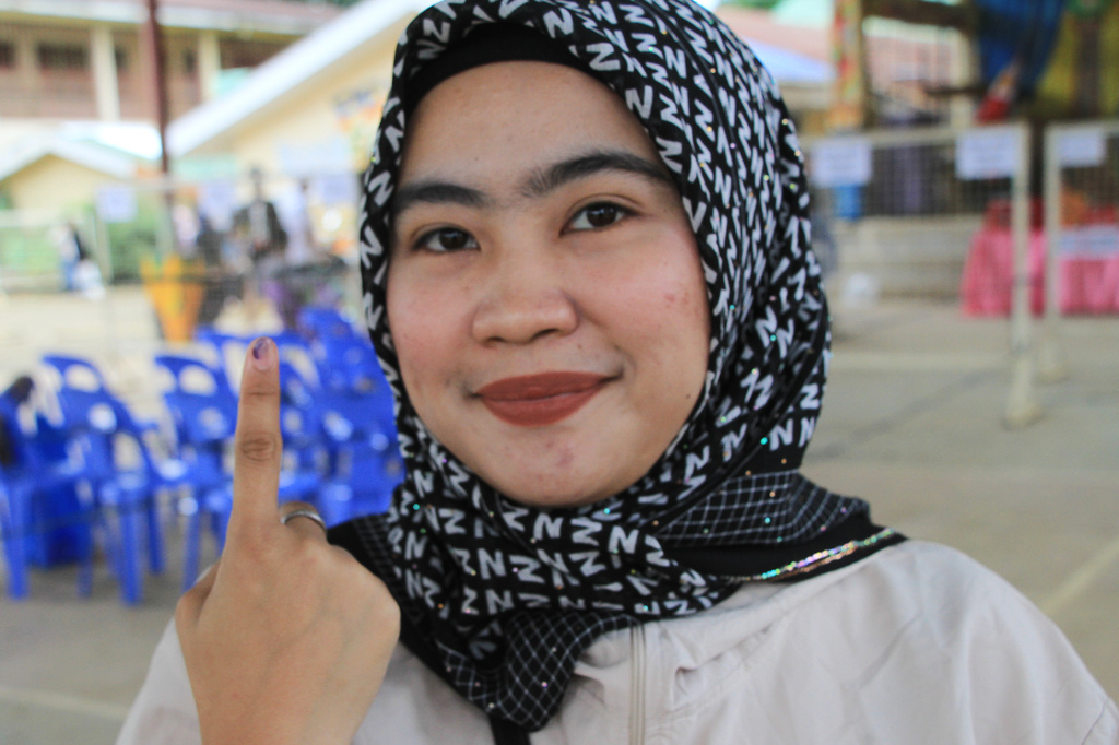 A Muslim woman voter shows the indelible ink on her fingers after voting the Bangsamoro Autonomous Region in Muslim Mindanao parliamentary elections at a school in Lanao del Sur province, southern Philippines, Monday, Sept. 14, 2026. (AP Photo/Richel V.Umel)