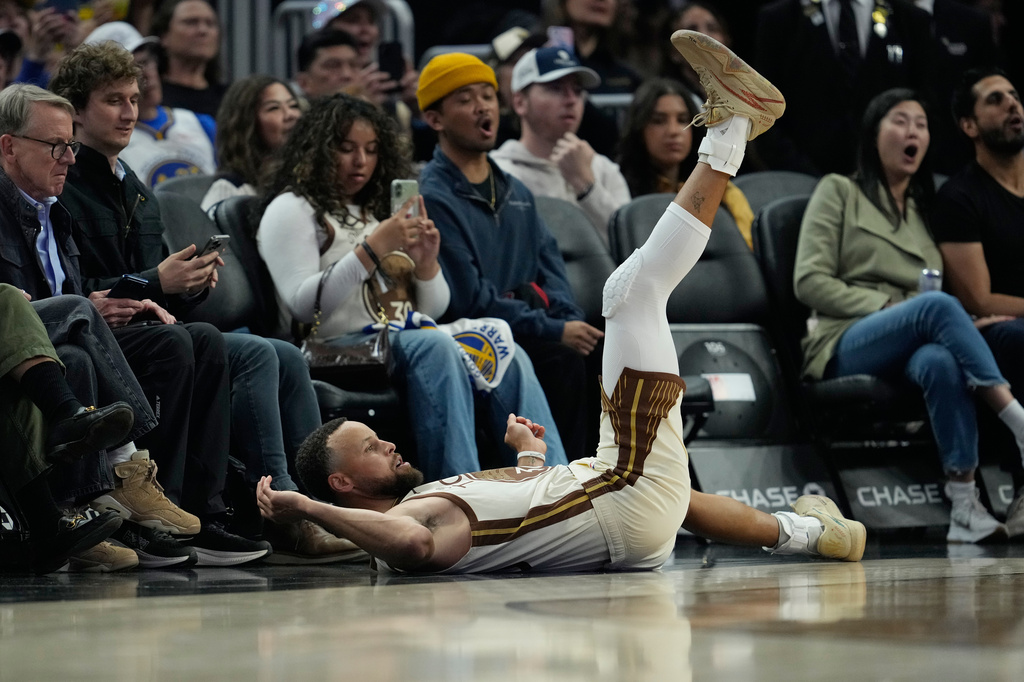 Golden State Warriors guard Stephen Curry (30) watches as a 3-point basket goes in during the first half of an NBA basketball game against the Sacramento Kings, Tuesday, April 7, 2026, in San Francisco. (AP Photo/Godofredo A. Vásquez)