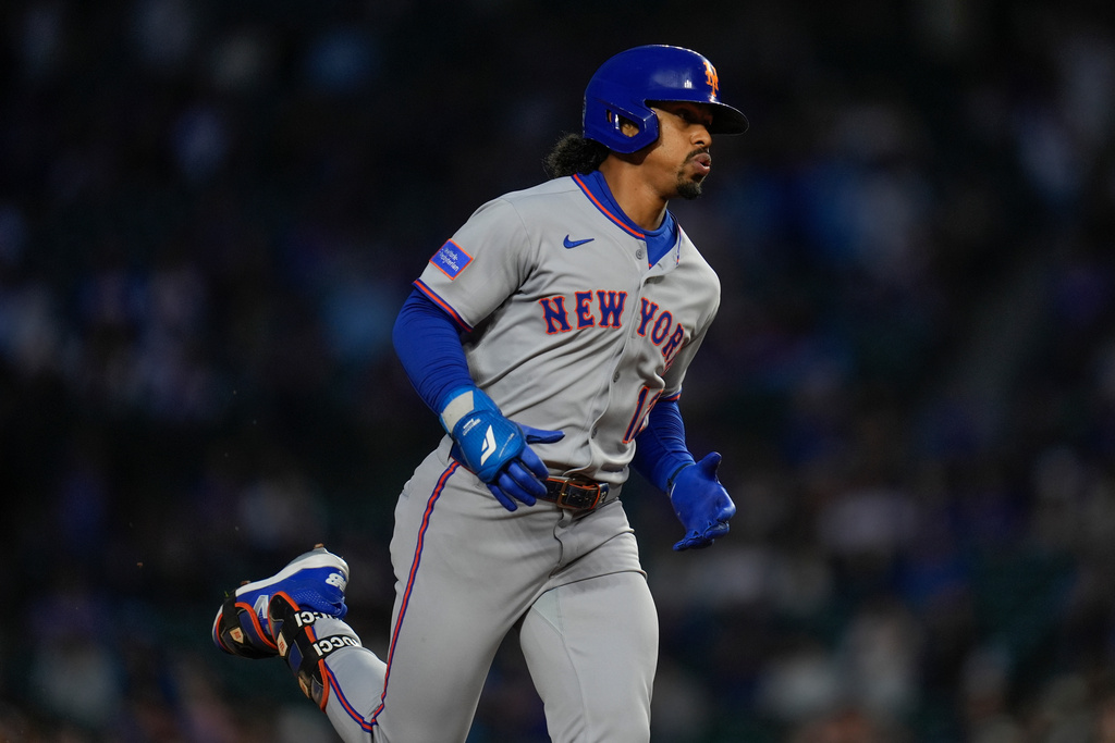 New York Mets' Francisco Lindor (12) runs the bases after hitting a home run during the first inning of a baseball game against the Chicago Cubs, Tuesday, Sept. 23, 2025, in Chicago. (AP Photo/Erin Hooley)