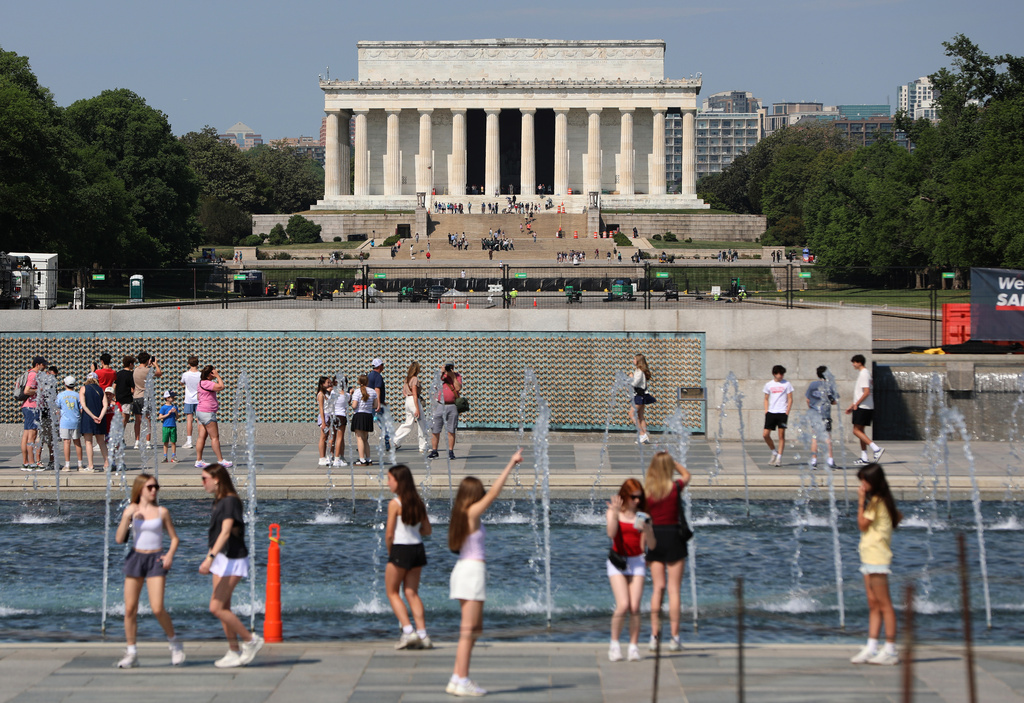 Tourists are seen visiting near the Lincoln Memorial, Thursday, April 23, 2026, in Washington. (AP Photo/Rahmat Gul)