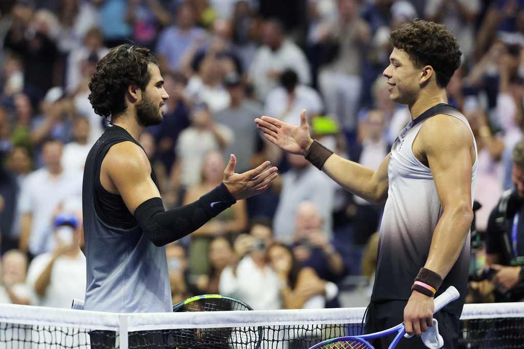 Ben Shelton (derecha) recibe las felicitaciones de Carlos Alcaraz tras su victoria en los cuartos de final del US Open, el miércoles 9 de septiembre de 2026, en Nueva York. (AP Foto/Heather Khalifa)