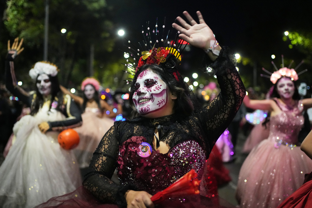 People take part in the annual Day of the Dead Catrina parade in Mexico City, Sunday, Oct. 26, 2025. (AP Photo/Claudia Rosel)