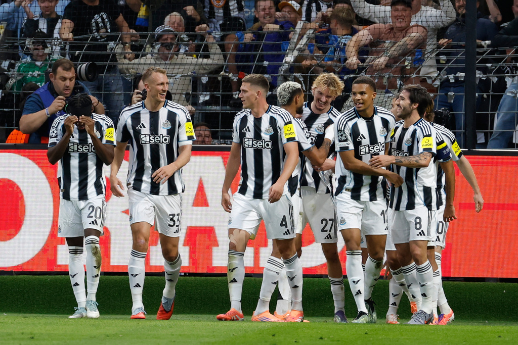 CORRECTS GOAL SCORER TO NEWCASTLE'S NICK WOLTEMADE (27), NOT NEWCASTLE'S SANDRO TONALI - Newcastle's Nick Woltemade (27) celebrates with teammates after scoring the opening goal during the Champions League opening phase soccer match between Union St. Gilloise and Newcastle United at the RSC Anderlecht stadium in Brussels, Wednesday, Oct. 1, 2025. (AP Photo/Geert Vanden Wijngaert)