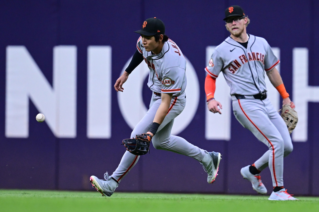 San Francisco Giants right fielder Jung Hoo Lee fields a ball hit by Cleveland Guardians' Austin Hedges during the fifth inning of a baseball game, Wednesday, Aug. 19, 2026, in Cleveland. (AP Photo/David Dermer)