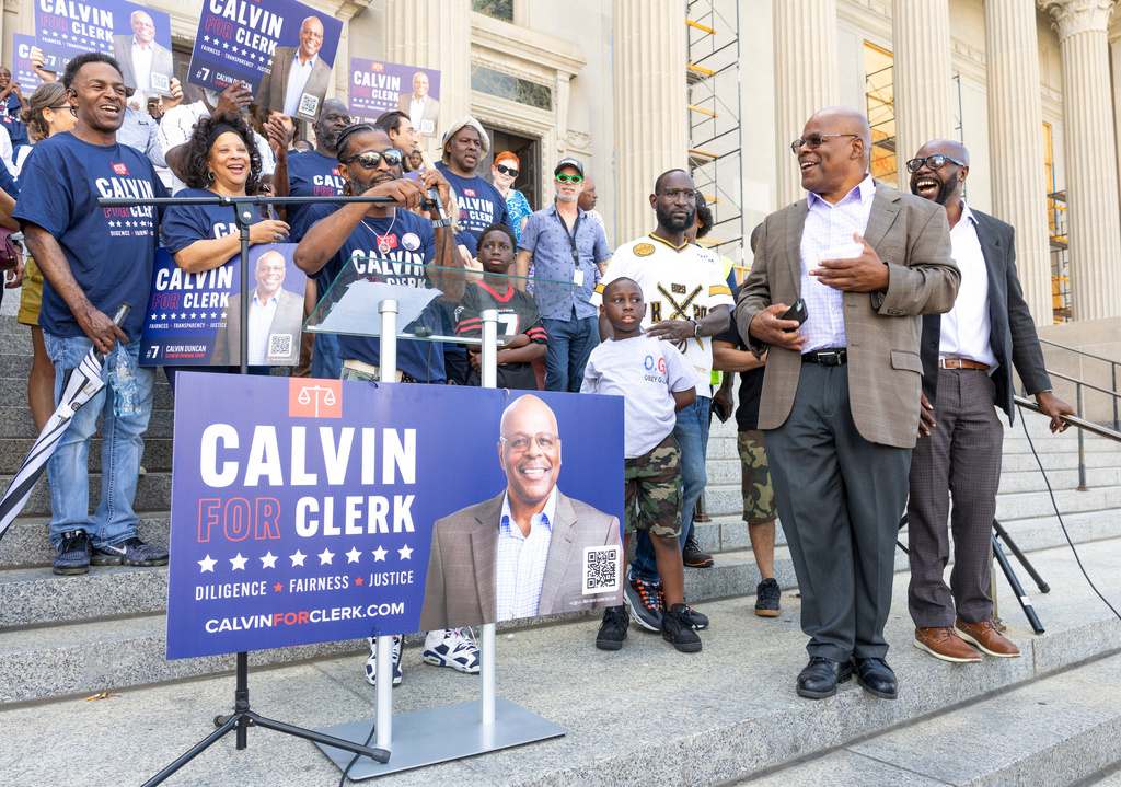 Calvin Duncan, right, stands with supporters on the steps of Orleans Parish Criminal Court Thursday, Oct. 2, 2025. (Chris Granger/The Times-Picayune/The New Orleans Advocate via AP)