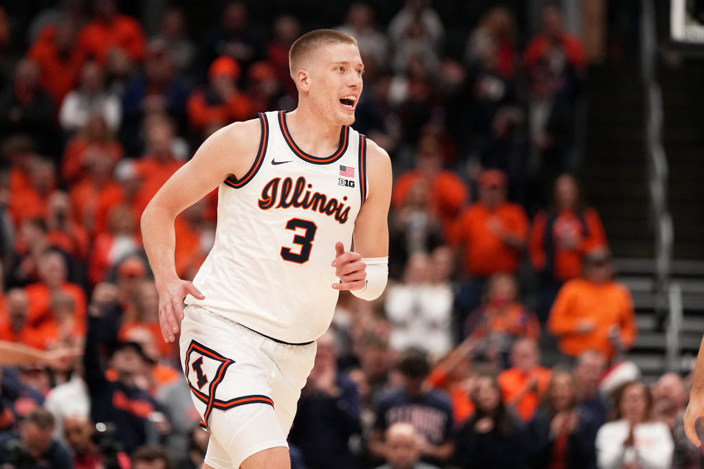 Illinois' Ben Humrichous (3) celebrates during the second half of an NCAA college basketball game against Missouri Monday, Dec. 22, 2025, in St. Louis. (AP Photo/Jeff Roberson)