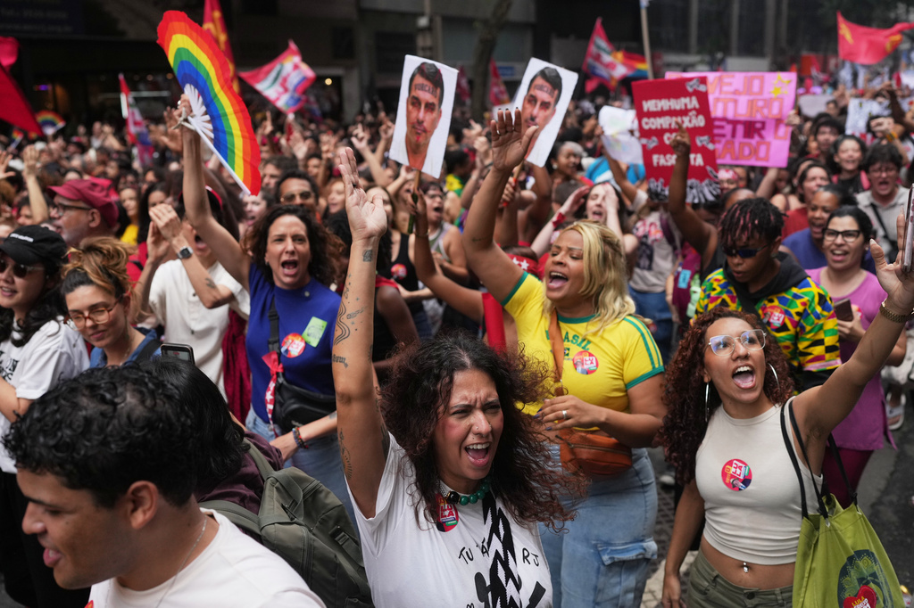 Students march to defend public education and support Brazilian President Luiz Inacio Lula da Silva, who is running for a fourth term, ahead of the presidential runoff election in Rio de Janeiro, Wednesday, Oct. 7, 2026. (AP Photo/Silvia Izquierdo)