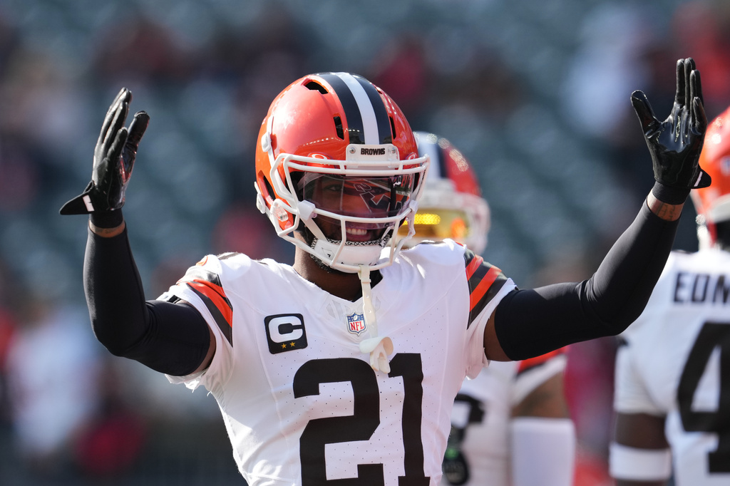 FILE - Cleveland Browns cornerback Denzel Ward warms up before an NFL football game against the Cincinnati Bengals, Jan. 4, 2026, in Cincinnati. (AP Photo/Jeff Dean, File)