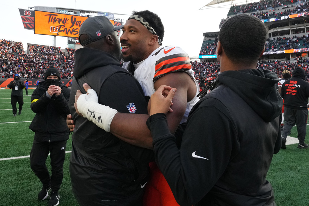 Cleveland Browns defensive end Myles Garrett, middle, celebrates after an NFL football game against the Cincinnati Bengals, Sunday, Jan. 4, 2026, in Cincinnati. (AP Photo/Jeff Dean)