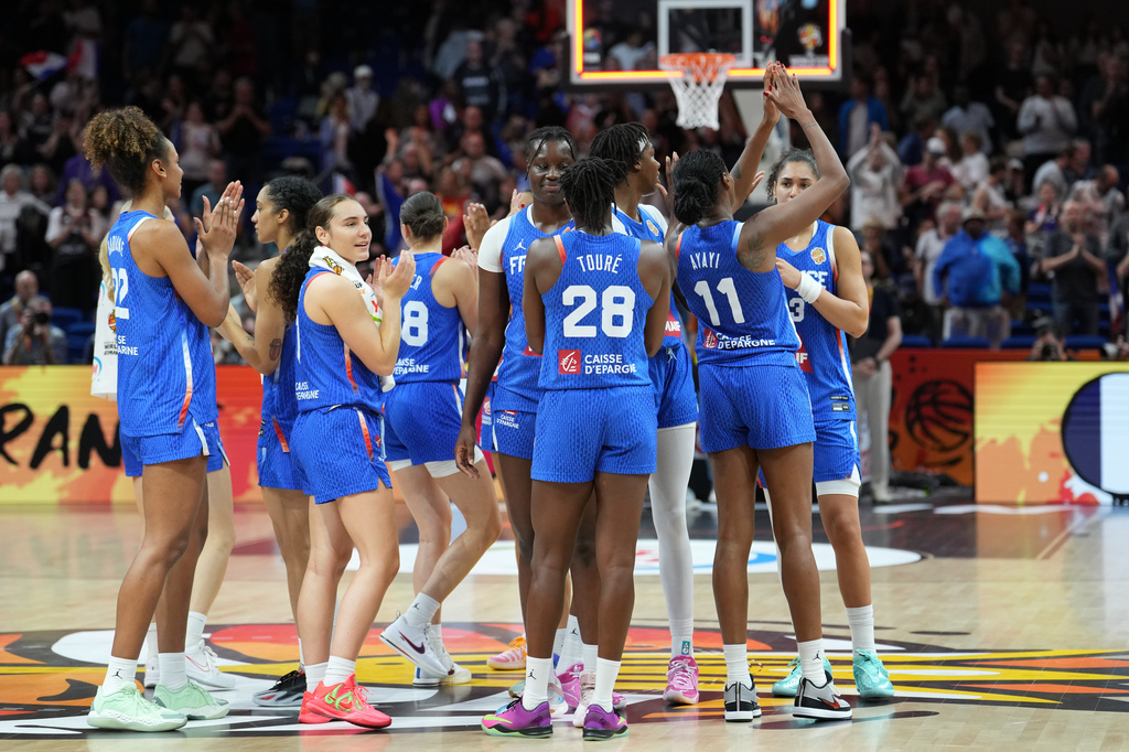 French players wave to fans after the Women's Basketball World Cup quarterfinal match between the China and France in Berlin, Thursday, Sept. 10, 2026. (AP Photo/Ebrahim Noroozi)